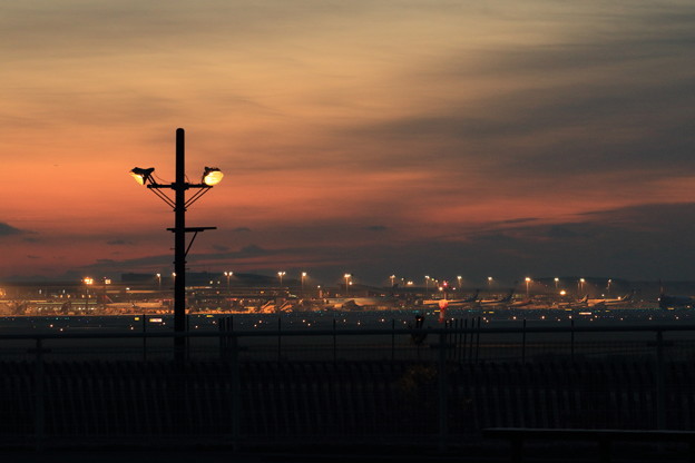 夜明け前の成田空港