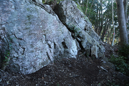 亀之烝の隠岩 (1)