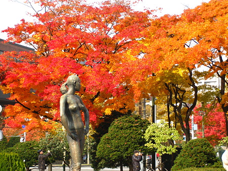 彫刻と紅葉