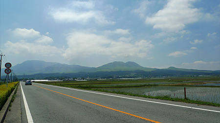 内牧から阿蘇駅へ向かう国道212号から