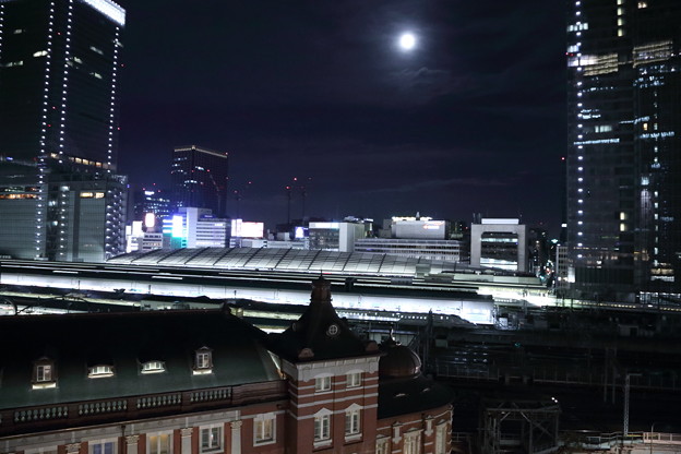 Photos: 東京駅と満月　ホームに新幹線