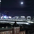 東京駅と満月　ホームに新幹線