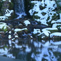 雪の兼六園　翠滝と瓢池