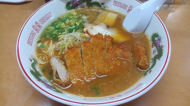 今日の夜飯 岡山市北区駅前町の ラーメン味将軍 トンカツラーメン 780円 麺はストレート中細麺 茶濁系岡山醤油豚骨ラーメンなのだが甘い味のスープ トンカツは肉に下ごしらえした揚げたて 写真共有サイト フォト蔵
