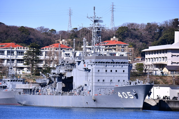長浦港に接岸されている潜水艦救難母艦ちよだ。。軍港めぐりから 20170212