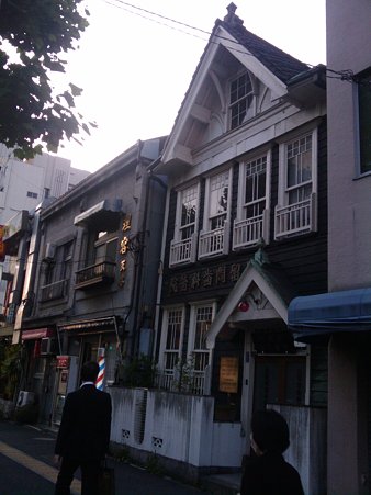 2010-06-01-比留間歯科醫院 隣の理容天谷もいい感じ。上野浅草口18.03.15