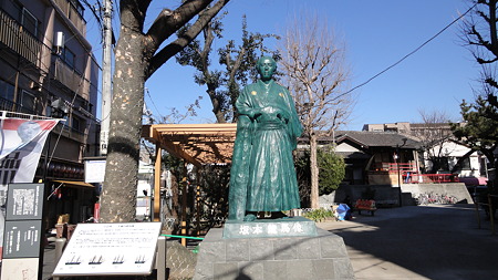 立会川 龍馬像 あれ？なんかきれいになってる？