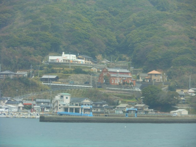 五島列島巡礼の旅＊車中より青砂ヶ浦教会を臨む