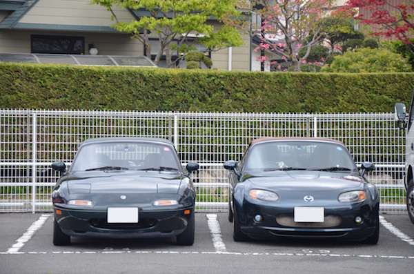 隣にNCロードスターが駐車