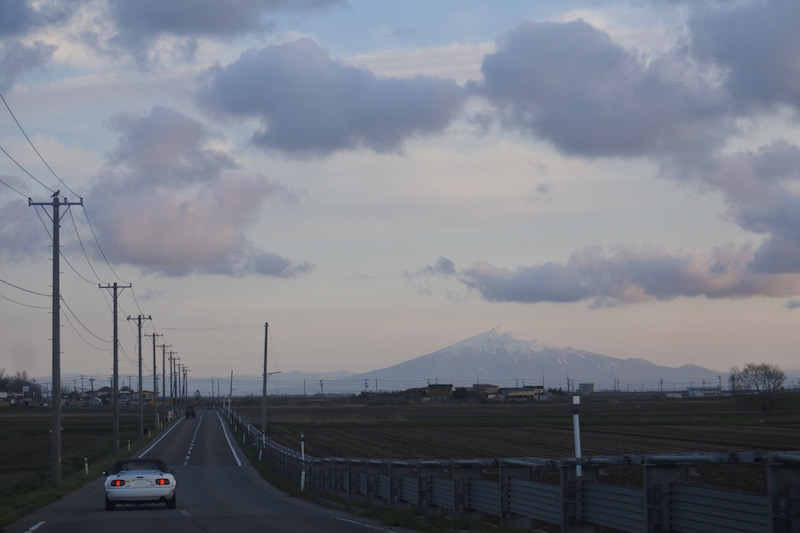 長いまっすぐな農道を岩木山に向かって走る