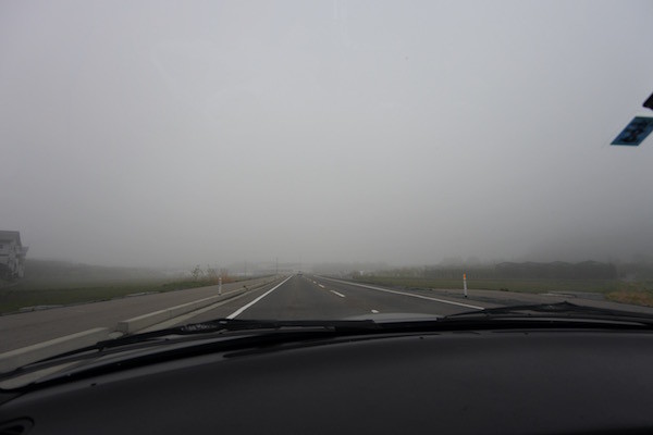霧の中を進む