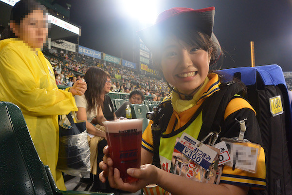 期間限定の赤い甘いビールも売っています