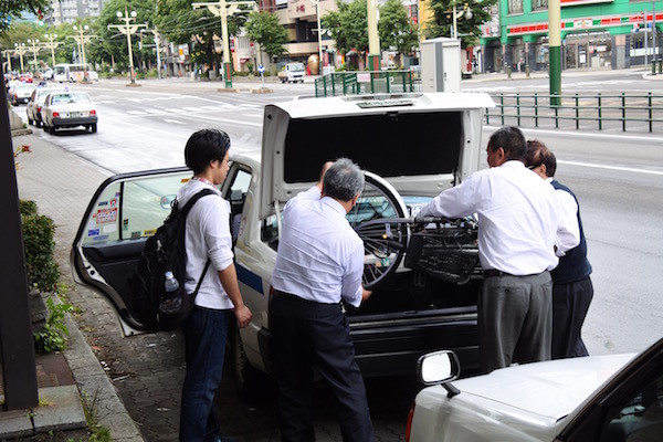 トランクのフタが閉まらない大きな荷物を載せる姿は見かけなくなった
