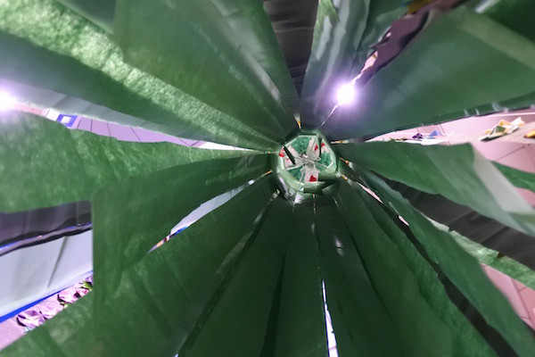 仙台七夕祭りの笹飾りを真下から覗く