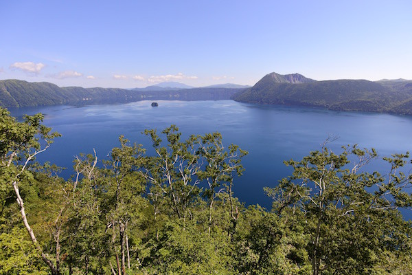 表摩周では霧がなく、深みのある鮮やかなブルーの湖面を満喫