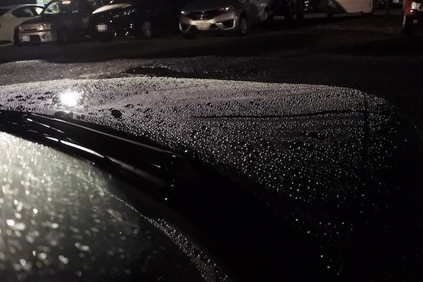 雨に濡れたロードスターに乗って