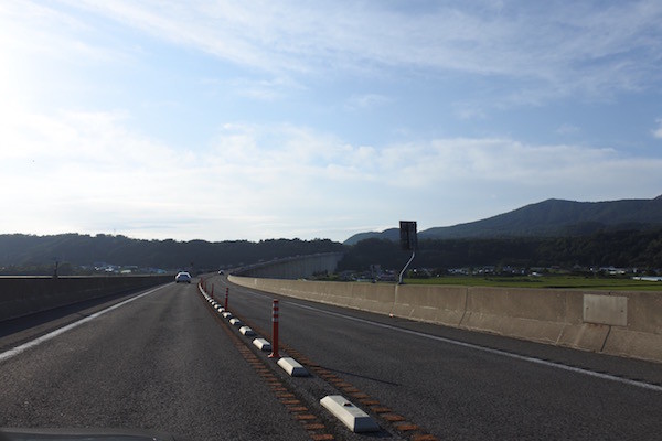 長が〜い橋を渡って進む 長が〜い橋を渡って進む