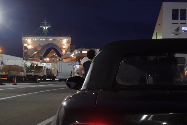 口を開けて待つフェリーと、乗船を待つロードスター 口を開けて待つフェリーと、乗船を待つロードスター