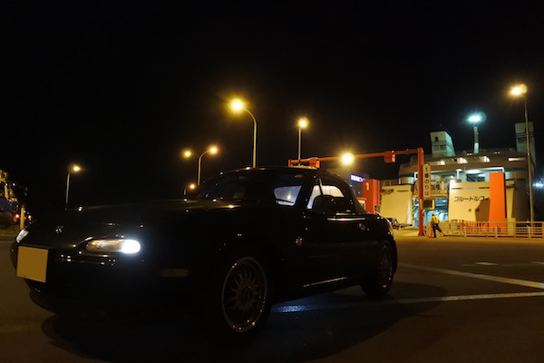 フェリーをバックに記念撮影 フェリーをバックに記念撮影