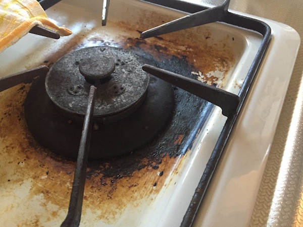 落ちない汚れがひどいキッチンのガスコンロ