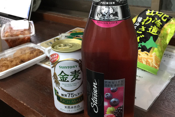 コンビニでお酒とおつまみを調達して安宿でゆっくり飲む