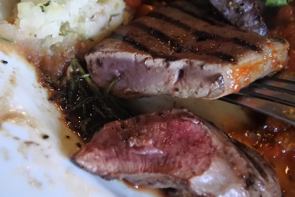 シェフが前日に仕留めたエゾシカの料理