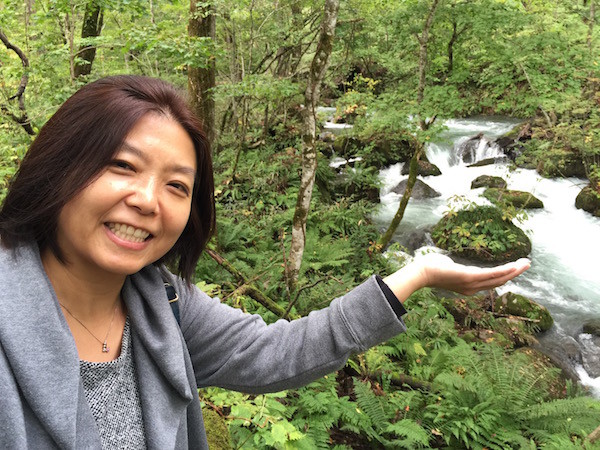 流れの中の小島が苔玉とその上の盆栽の様で可愛い