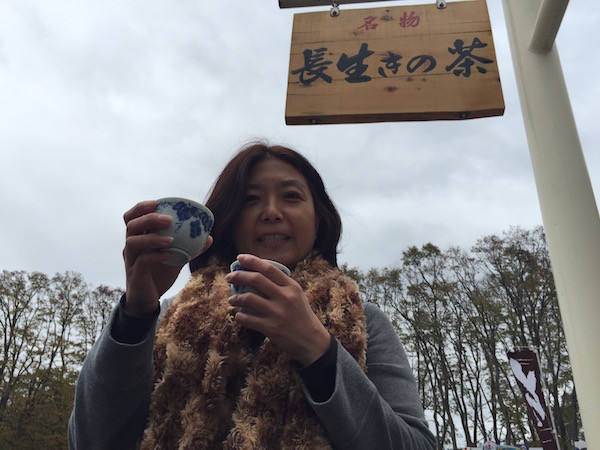 寒かったので、萱野茶屋で長生きのお茶を飲み