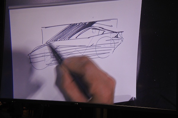 ロードスターRFのデザインをスケッチブックに描きながら解説