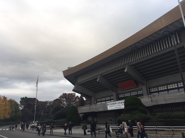 日本武道館の横を通りすぎ