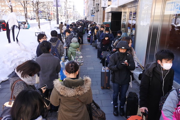 札幌から新千歳空港へのバス乗り場の超長蛇の列