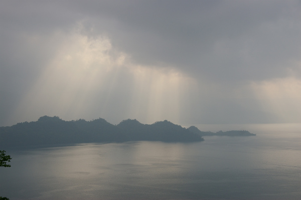 十和田湖の中山半島に注ぐ日の光