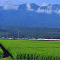 鳥海山麓を走る特急