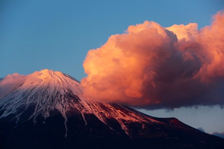2月12日富士宮市からの夕方富士山～ 夕焼け雲とのコラボ、ダイナミックでした(^ ^)