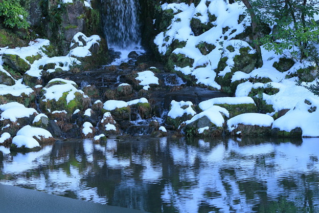 Photos: 雪の兼六園　翠滝と瓢池